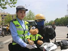乌鲁木齐交警版小苹果乌鲁木齐交警部门收入囊中